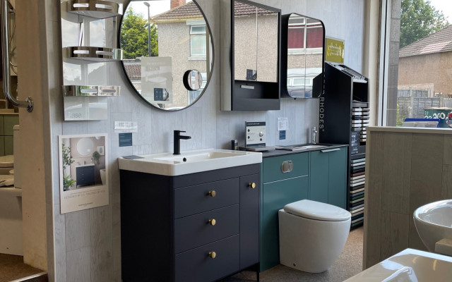 Bathroom mirror displays